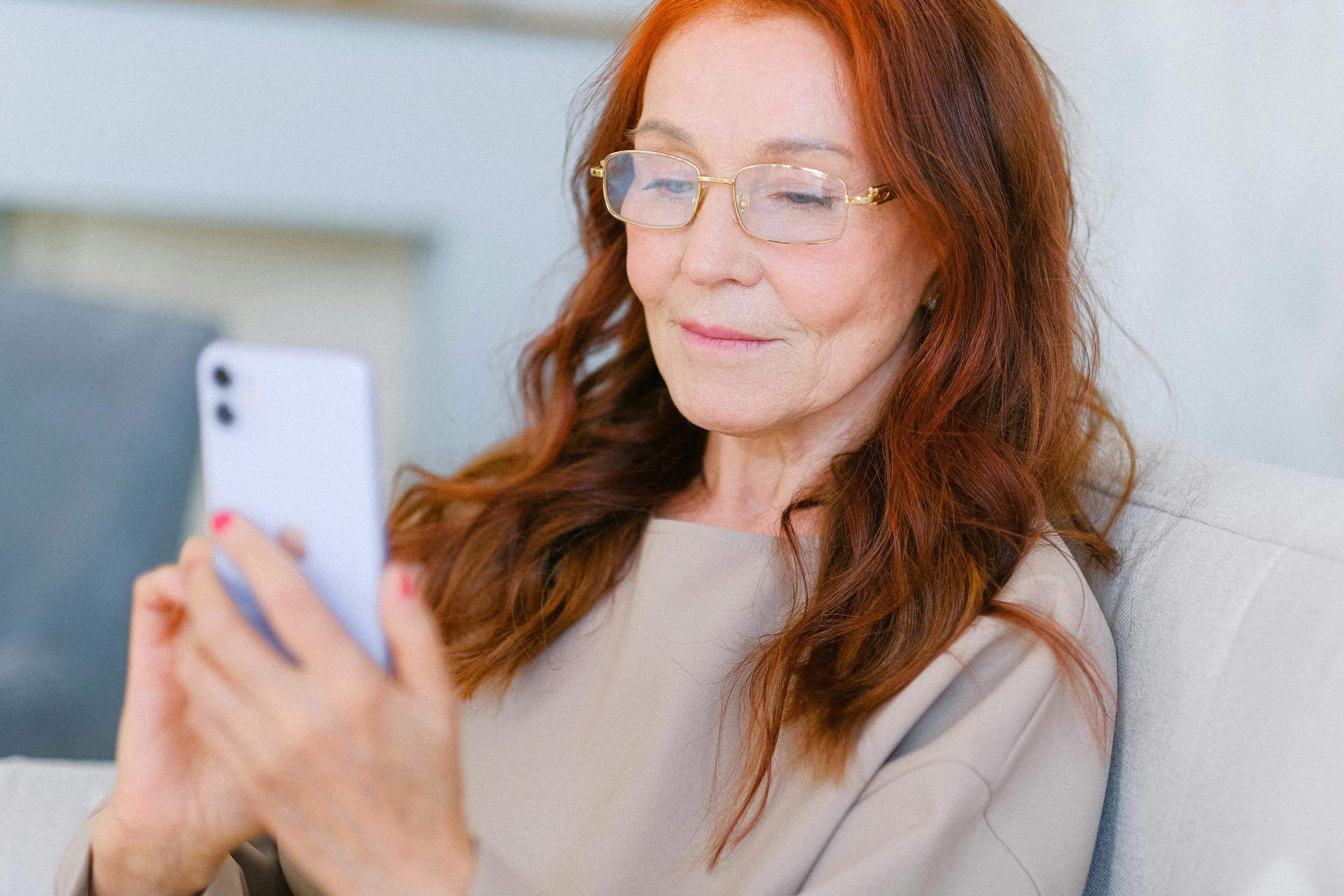 Cuidadora usando WhatsApp en su smartphone para acceder a Cuidaly